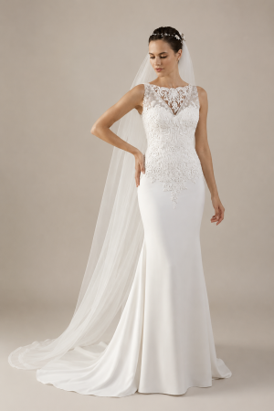 traje de novia con detalles de guipur con escote y sin mangas .