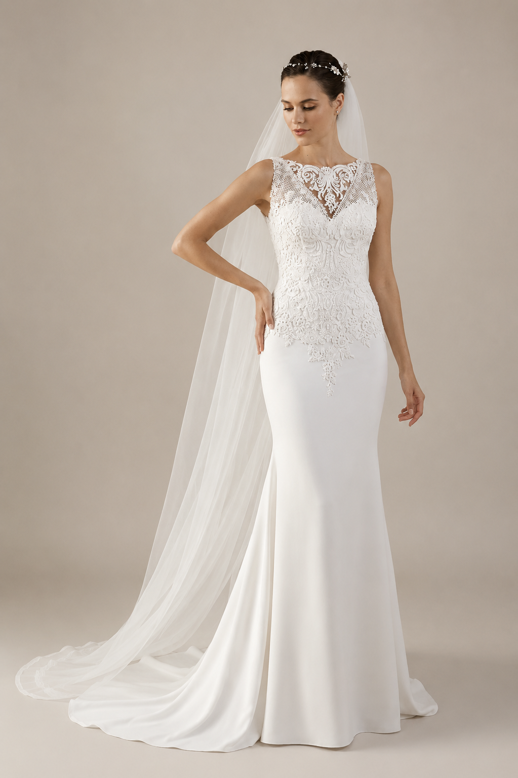 traje de novia con detalles de guipur con escote y sin mangas .