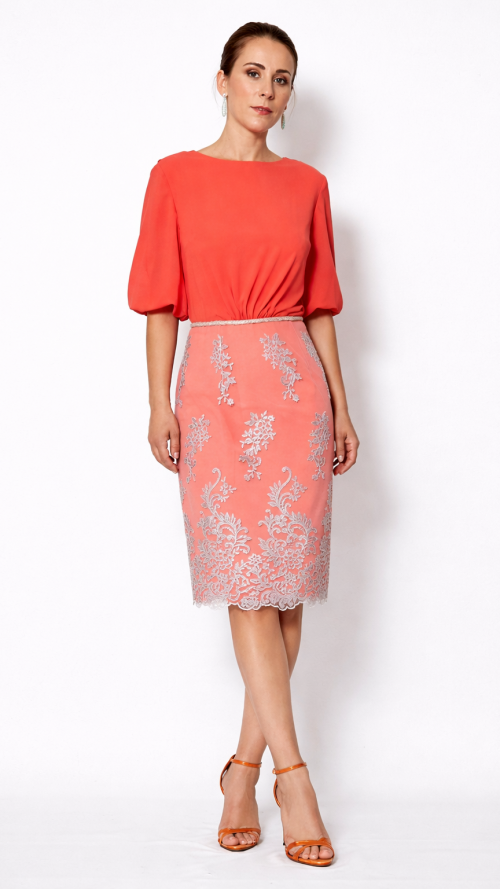 Vestido corto de encaje plateado.