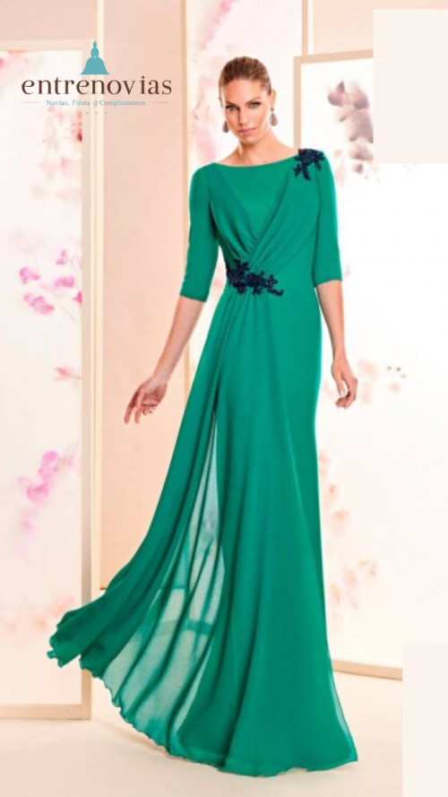 Vestido largo de madrina verde con detalles en hombro y en la cintura.