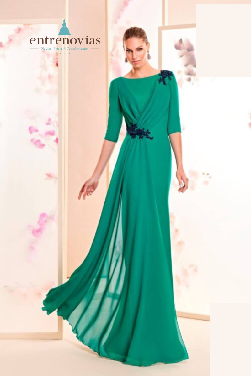Vestido largo de madrina verde con detalles en hombro y en la cintura.