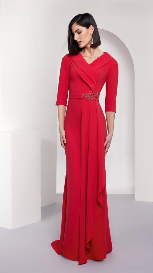 Vestido largo madrina escote a pico.