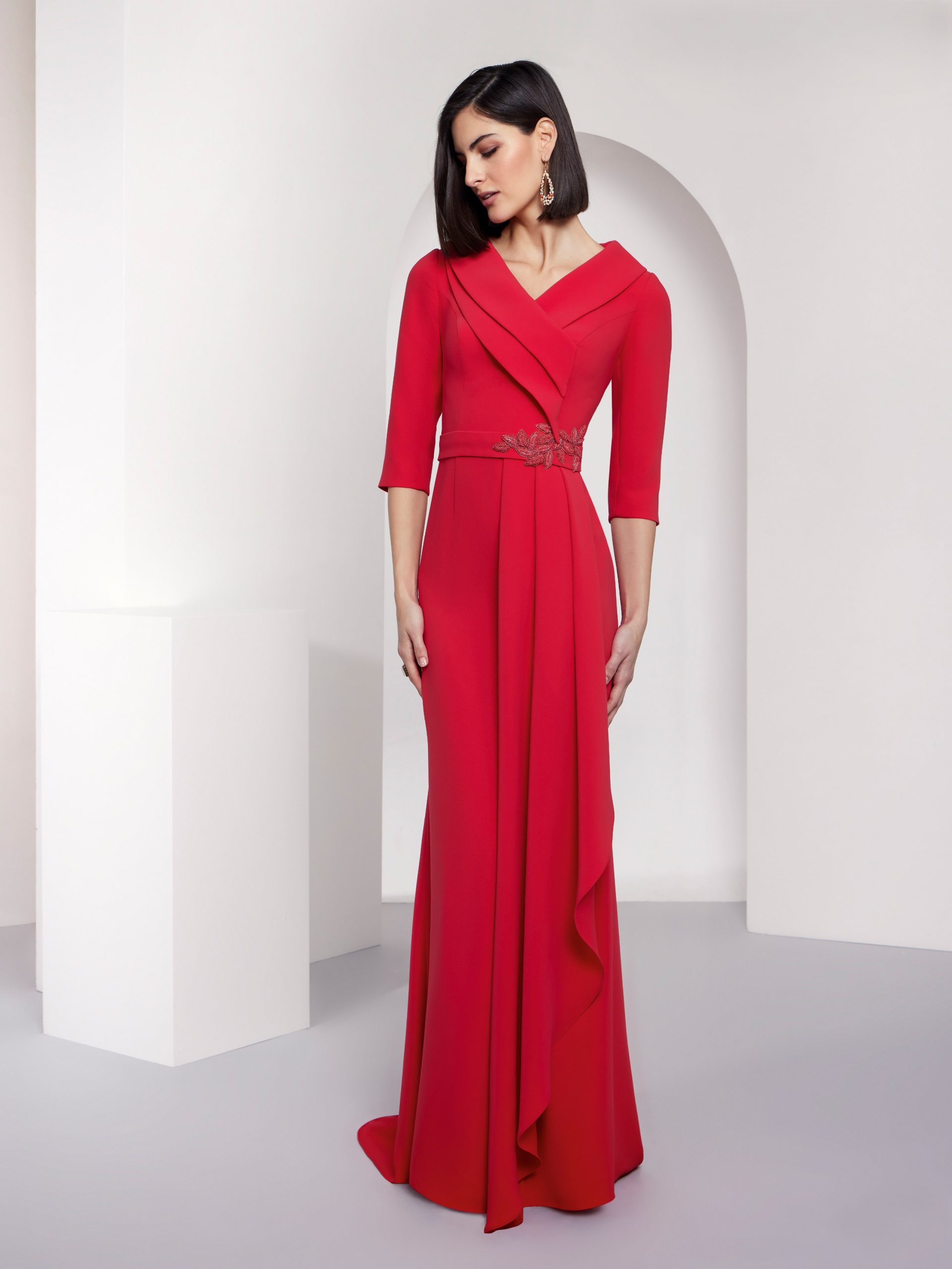 Vestido largo madrina escote a pico.