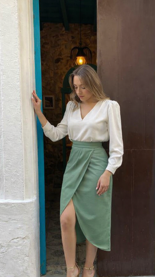 Conjunto dos piezas blusa y falda.