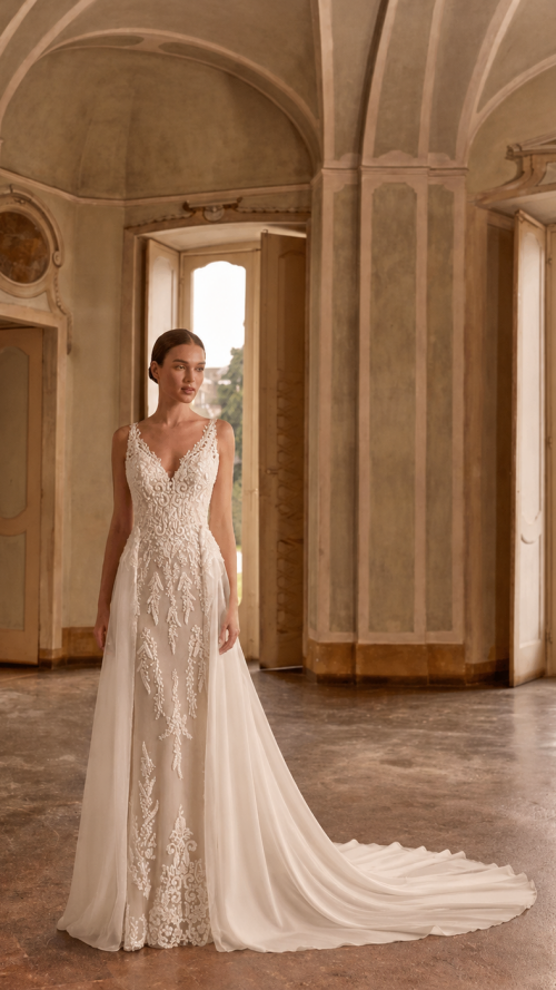 Vestido de Novia con sobre-falda y encaje.