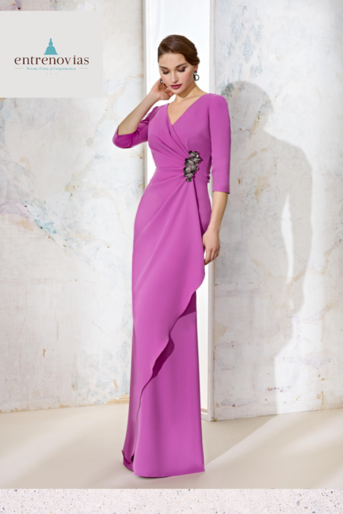 Vestido largo de madrina en crepé con escote a pico en color morado.