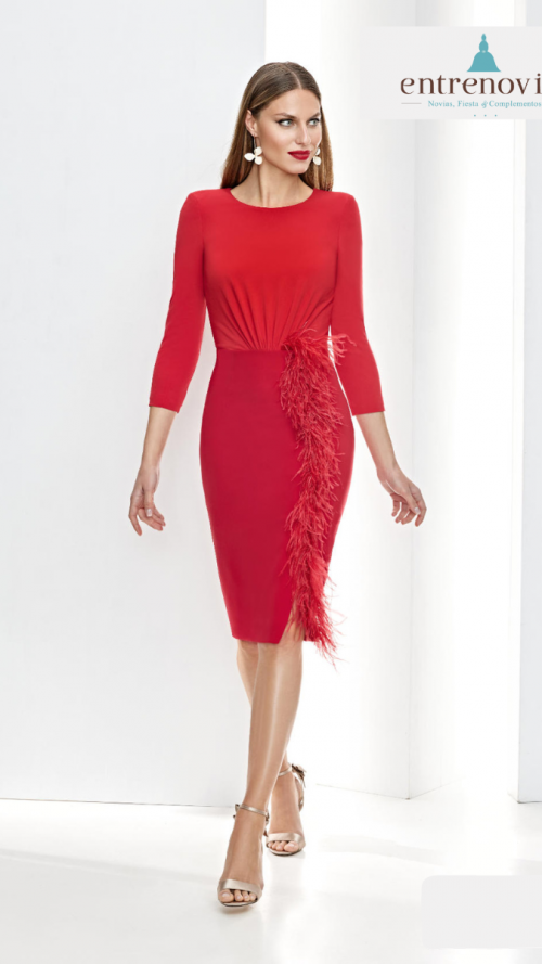 Vestido corto de fiesta en crepé, abertura lateral con plumas de avestruz en color rojo.