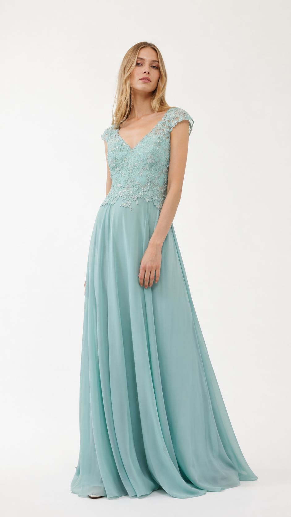 Vestido de fiesta en encaje con cristales incrustados y falda de gasa.