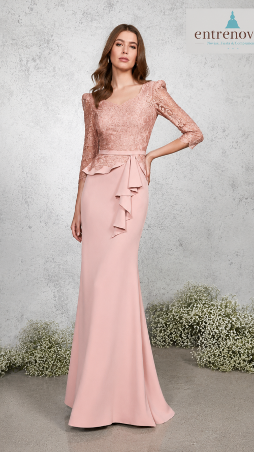 Vestido largo de madrina con cuerpo de encaje y falda de crepé.