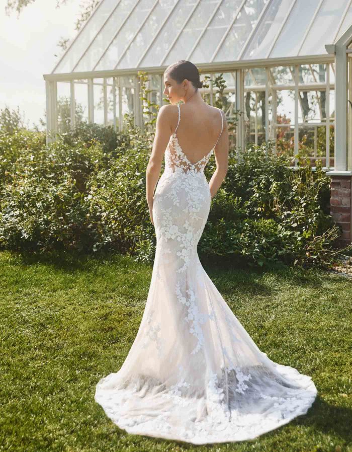 Vestido de novia de dos piezas, de corte sirena y estilo sexy, confeccionado en crepé elástico combinado con encaje y pedrería.