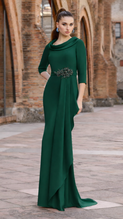 Vestido largo de madrina en crepé con detalles en cuello y cintura.