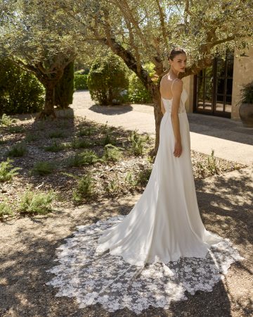 Traje de novia con tirante y lineas lisas
