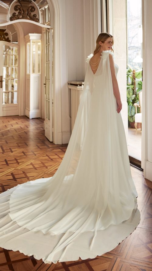 Los vestidos de novia en tallas grandes (curvy) favorecen a las siluetas con curvas mediante cortes estratégicos como la línea A, el corte imperio o los estilos cruzados (wrap), los cuales marcan la cintura y alargan la figura con elegancia