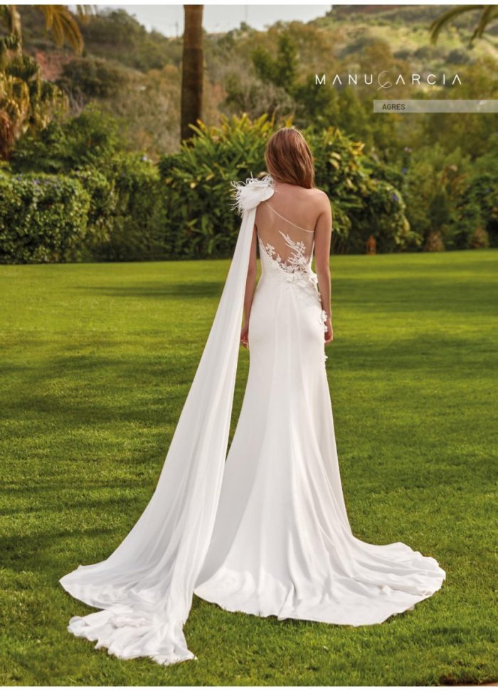 Vestido de novia asimétrico con detalle en la espalda - Imagen 2