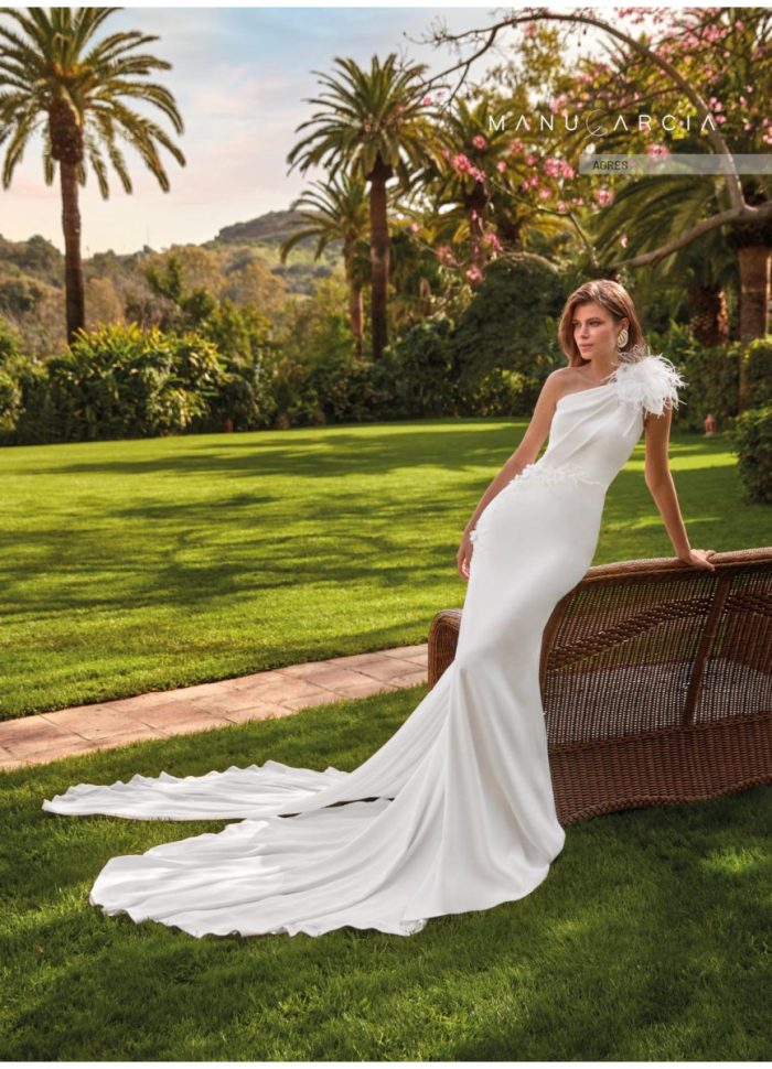 Vestido de novia asimétrico con detalle en la espalda