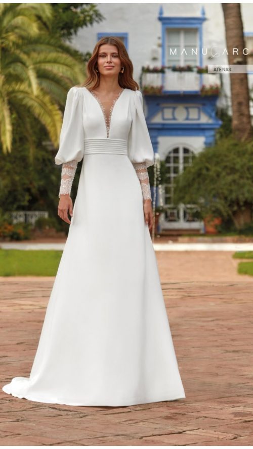 Vestido de novia recto con apertura falda capa