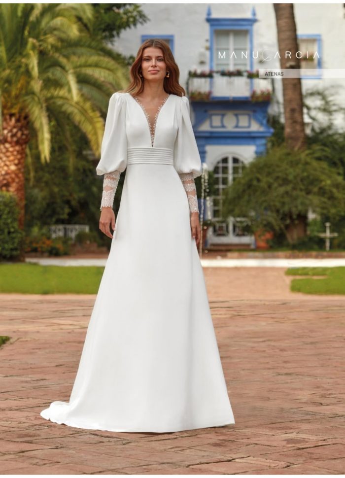 Vestido de novia recto con apertura falda capa