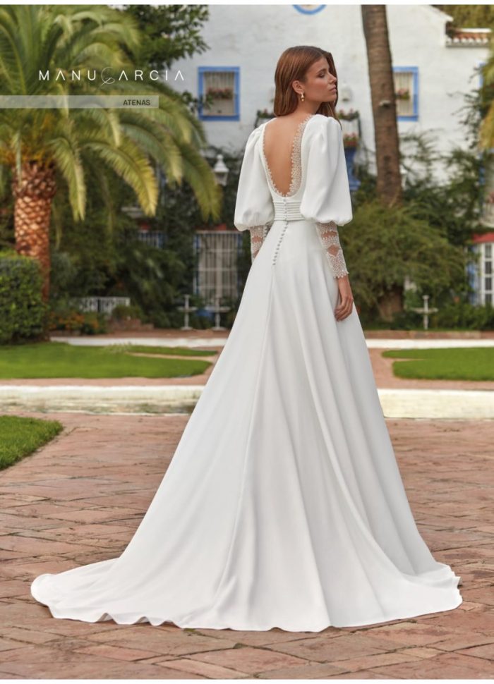 Vestido de novia recto con apertura falda capa - Imagen 2