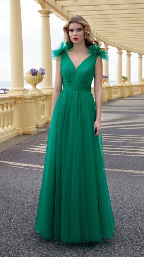 Vestido largo de invitada de tul con tirantes anchos.