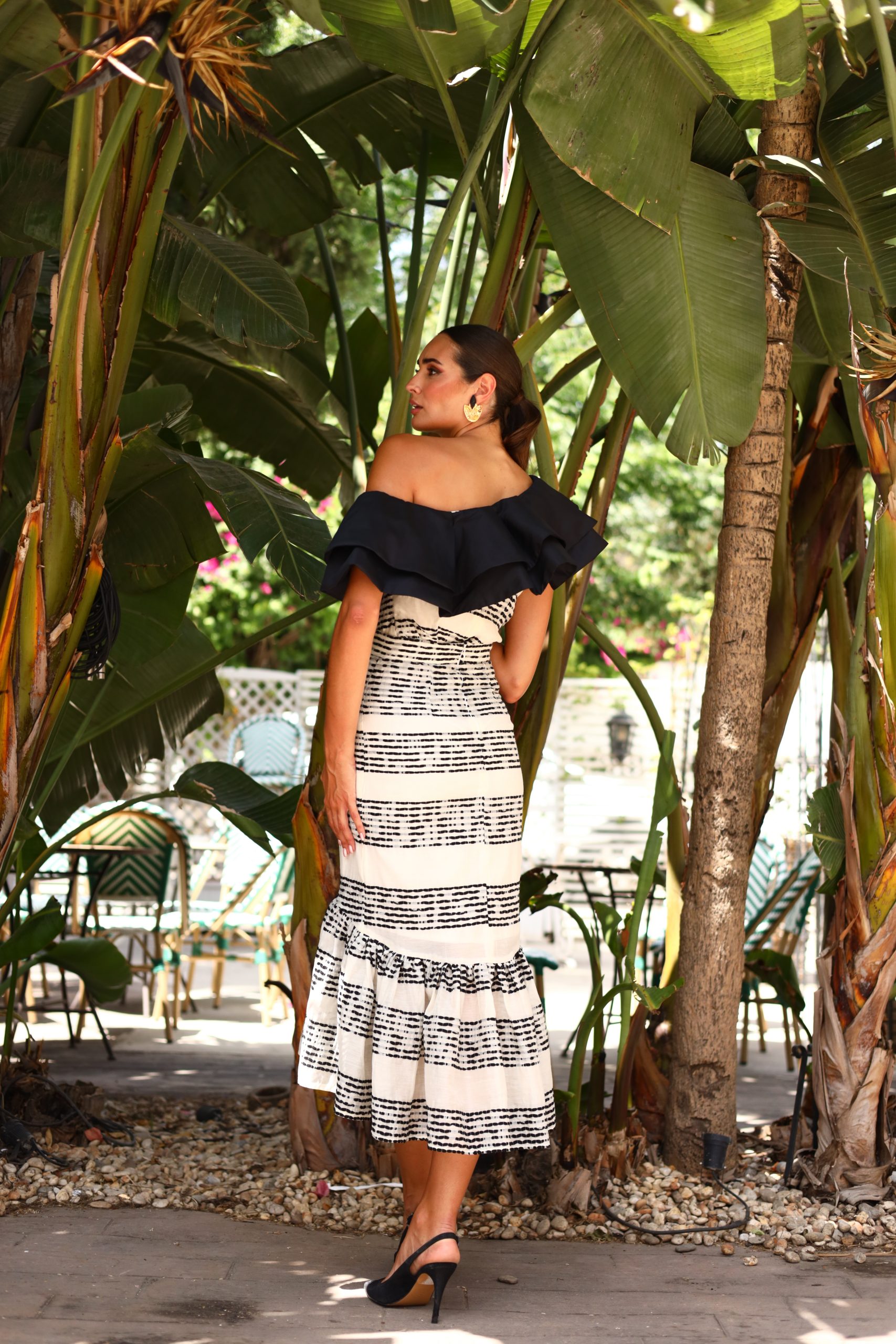 Vestido corto con volantes en los hombros - Imagen 2