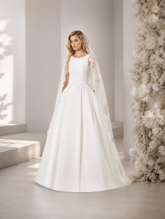vestido de novia de micado real con detalles en la espalda