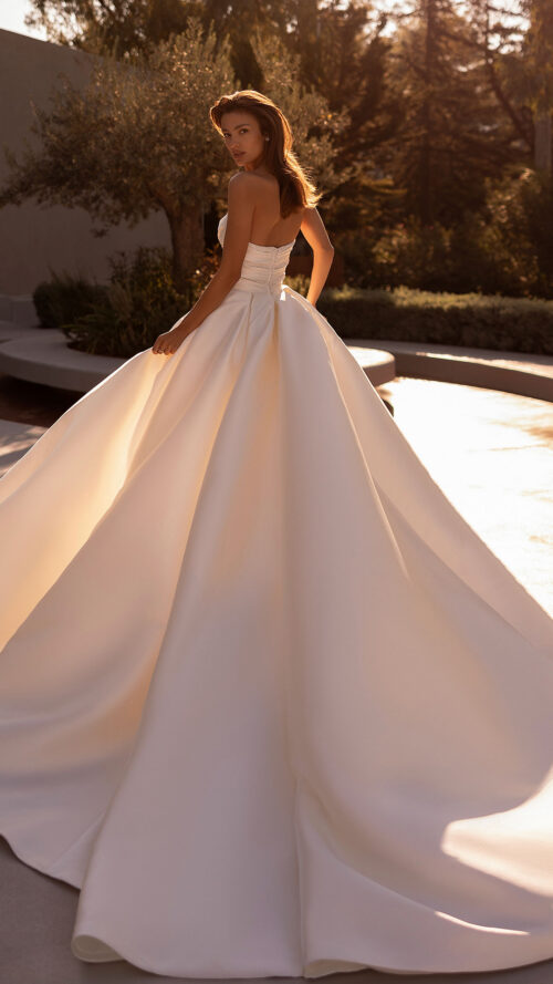 vestido CORTE PRINCESA CON VOLUMEN Y PENSADO PARA TI